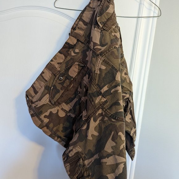 Dow Jones Camo Shorts - Picture 2 of 3